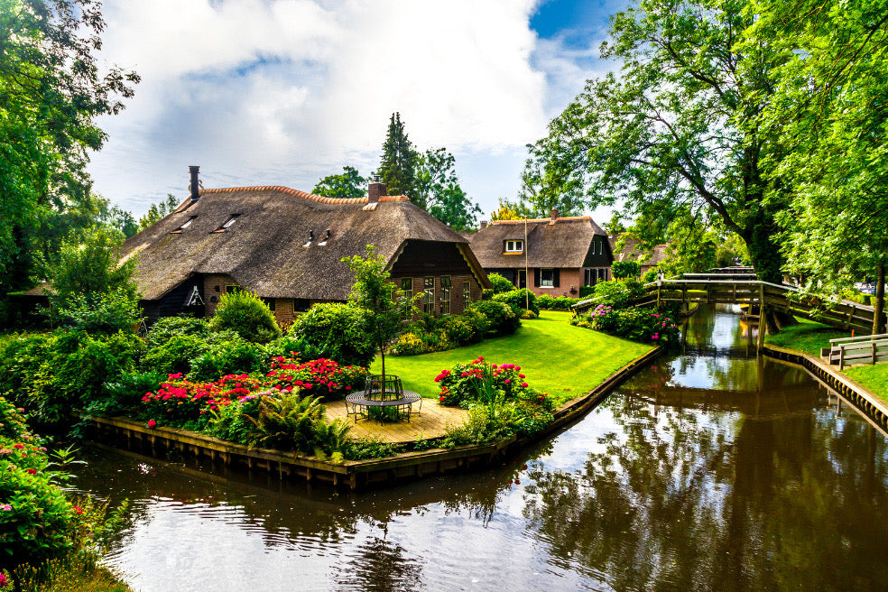 Giethoorn Tour with 2-Hour Boat Trip and Hotel Pick-up & Drop-off