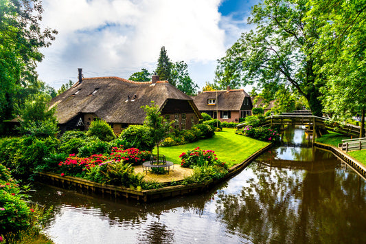 Giethoorn Tour with 2-Hour Boat Trip and Hotel Pick-up & Drop-off
