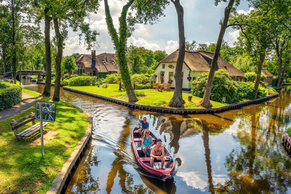 Giethoorn Tour with 2-Hour Boat Trip and Hotel Pick-up & Drop-off